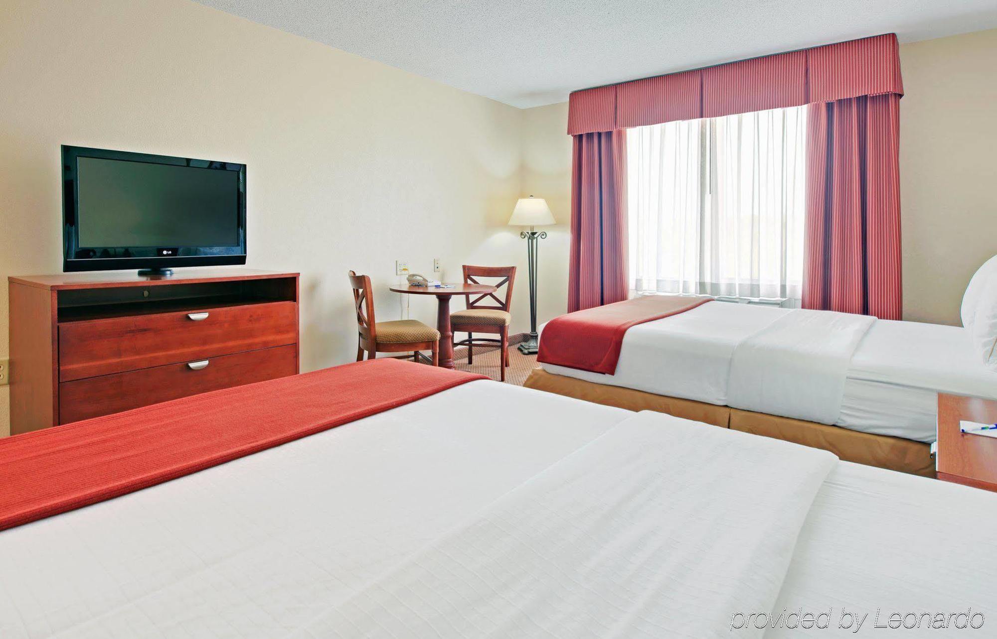 Holiday Inn Express Hotel & Suites Canton, An Ihg Hotel Room photo