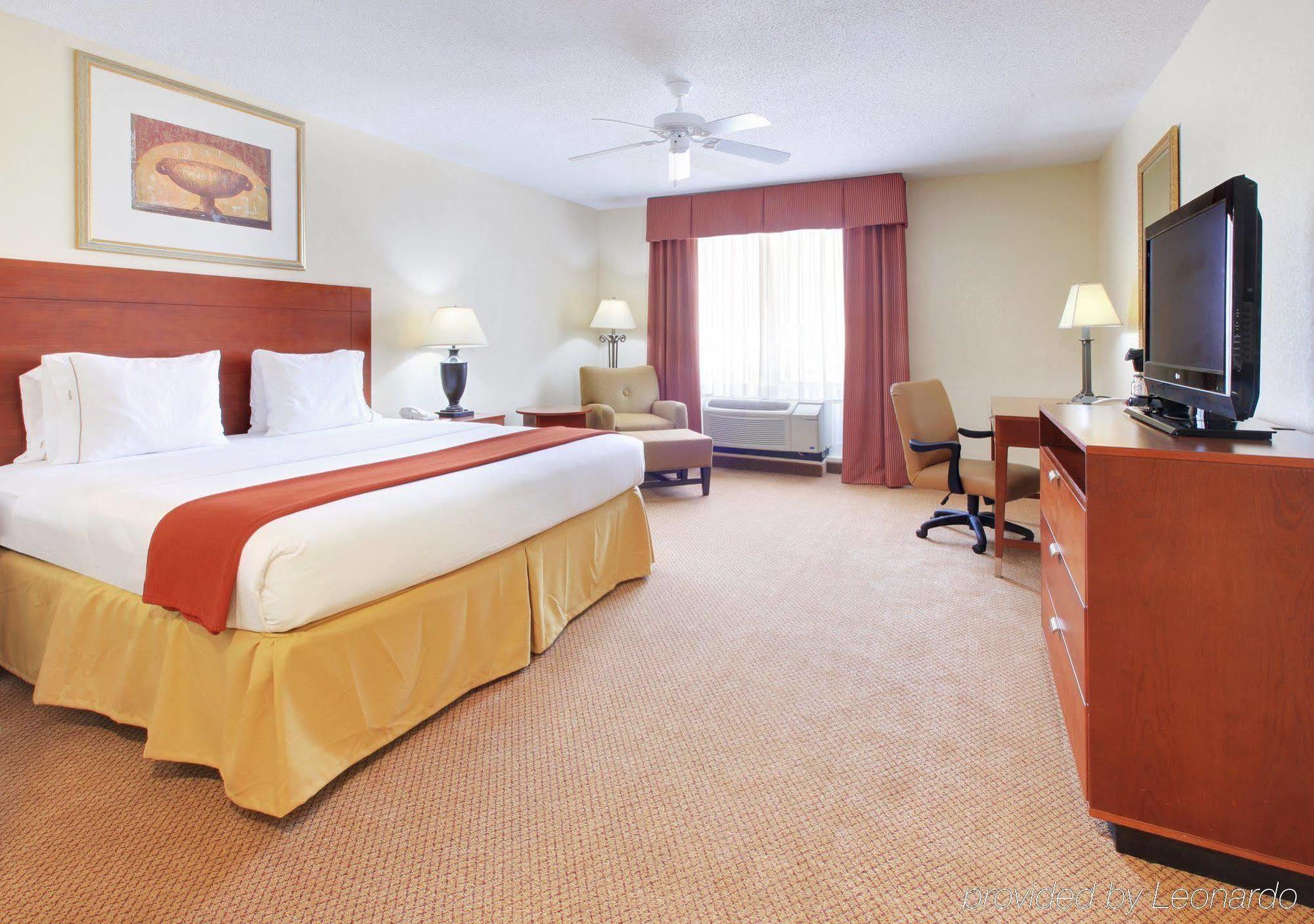 Holiday Inn Express Hotel & Suites Canton, An Ihg Hotel Room photo